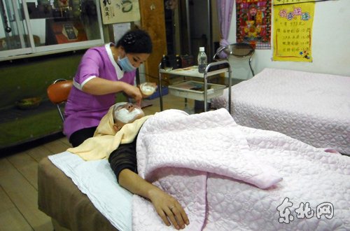 美容师陈(chén)双宇为她的顾客美容 美容师陈双宇为她(tā)的顾客美容