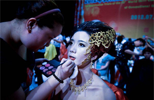 比赛选手正在给(gěi)模(mó)特化妆 比(bǐ)赛选手正在给模特化妆(zhuāng)